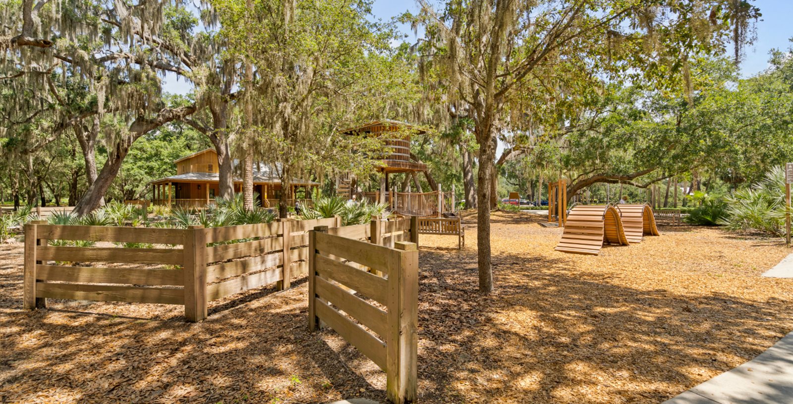 O Lake Hiawatha Preserve possui parques para cães, um playground infantil, pavilhões cobertos, uma rampa para caiaques e um píer para pesca