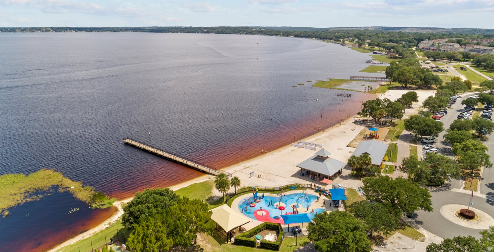 Divirta-se no Waterfront Park, que oferece uma praia com área designada para banho, rampa para barcos, área de recreação aquática e uma quadra de basquete