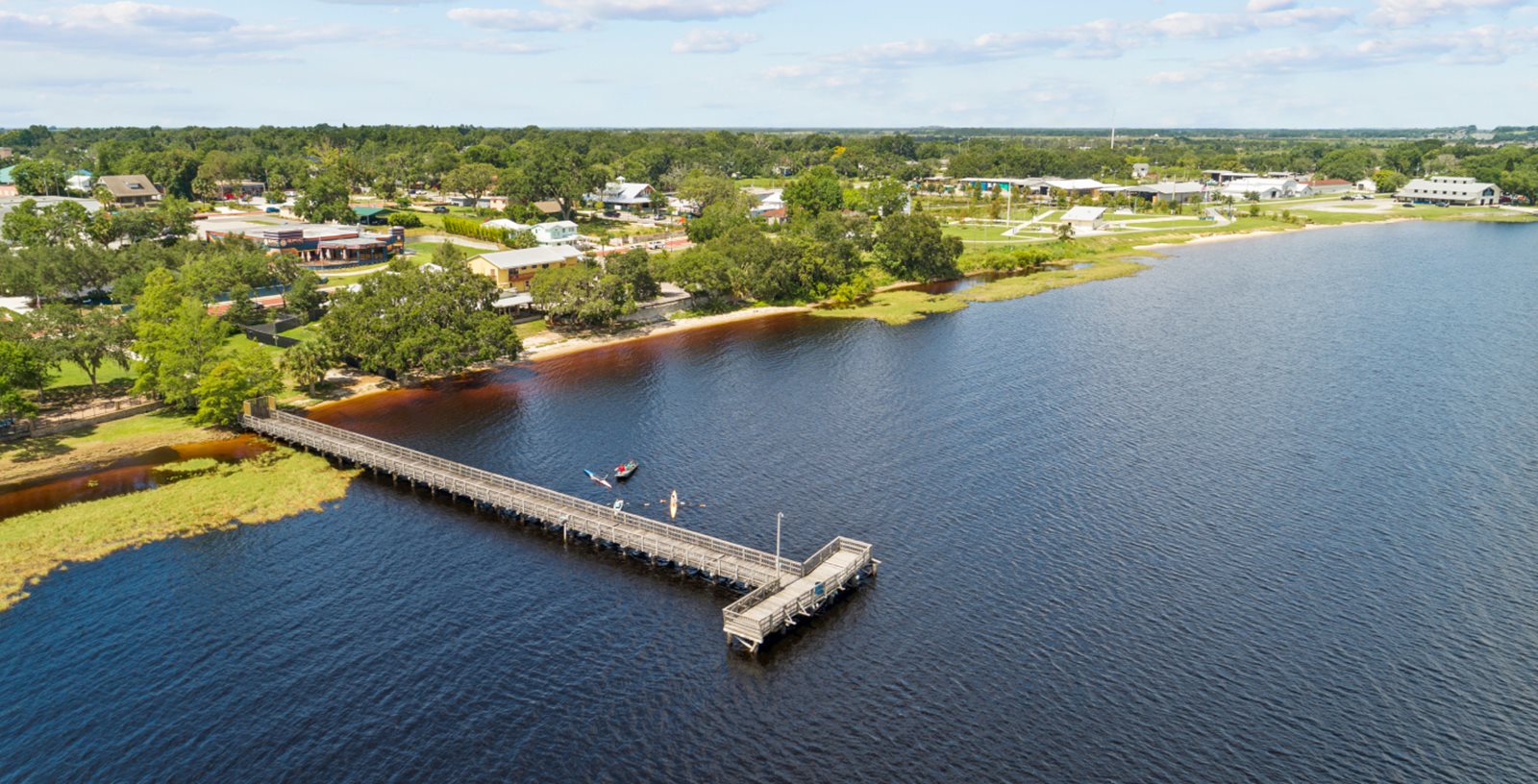 O Victory Pointe Park conta com um centro de remo e um café voltado para ciclistas, enquanto o vizinho Lakefront Park oferece um píer para pesca